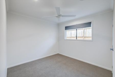 Large Modern Family Home with Spacious Backyard! - Photo 4