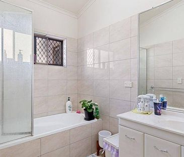 Spacious 4-Bedroom Family Home with a Separate Living Area - Photo 5