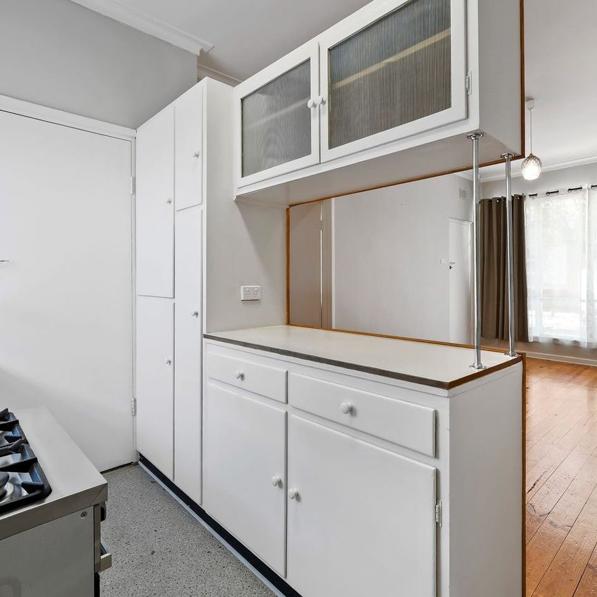 Bright, Comfortable Unit Living in Leafy Clarence Park - Photo 1