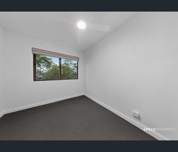 Renovated, Bright And Airy Apartment In The Heart of New Farm - Photo 4