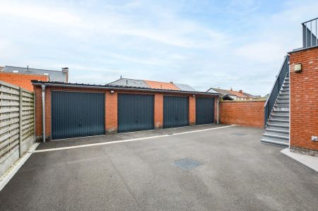 Gelijkvloers appartement met 2 slpks en 2 garages in centrum Eernegem - Photo 2