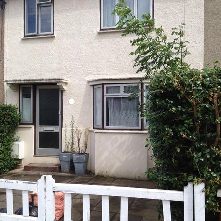 Carlisle Avenue, East Acton, London, W3 7NL - Photo 4