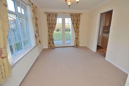 3 bedroom detached bungalow to rent - Photo 4