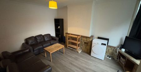 Room 4, Knowle Avenue, Burley, Leeds, LS4 2PQ - Photo 2