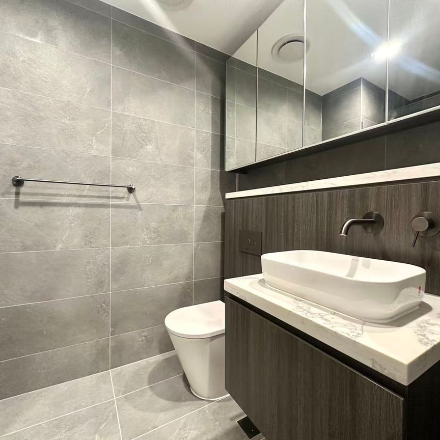 Modern One Bedroom Apartment For Lease - Photo 1