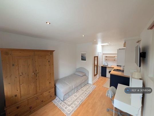 Studio to rent - Photo 1