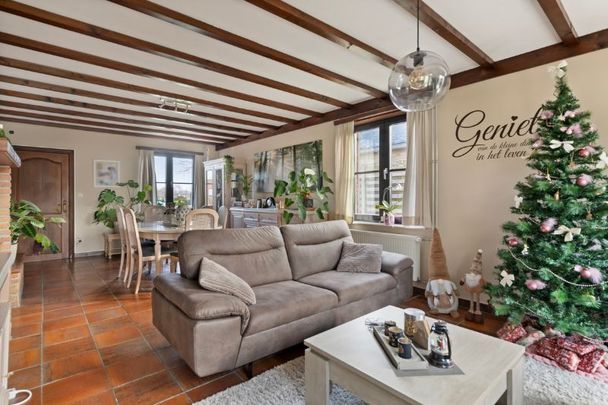 Aangename halfopen woning met tuin en inpandige garage - Photo 1