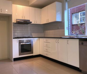 2/31 Kembla Street, Wollongong NSW 2500, Wollongong - Photo 3