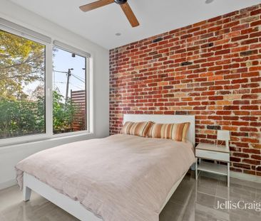 Three Bedroom Family Townhouse - Photo 2