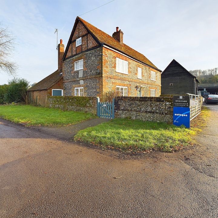 7 bed detached house to rent in Myze Farm House, West Wycombe, High Wycombe, Buckinghamshire - Photo 1