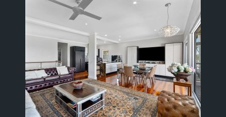 Bayside Family Home with Waterfront Lifestyle - Photo 2