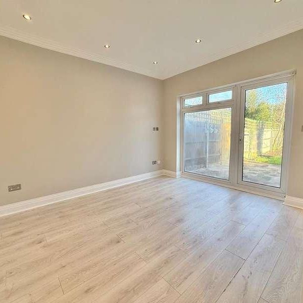 Hale Grove Gardens, London, NW7 - Photo 1