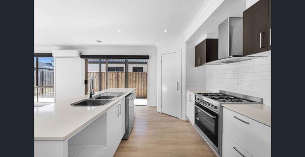 Modern Family Living in Manzeene Estate - Photo 1