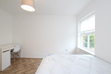 3 bedroom flat to rent - Photo 4