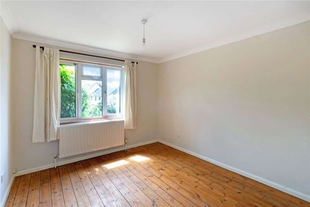 Rarely available ground floor flat in town centre location with private garden, parking space and garage - Photo 4