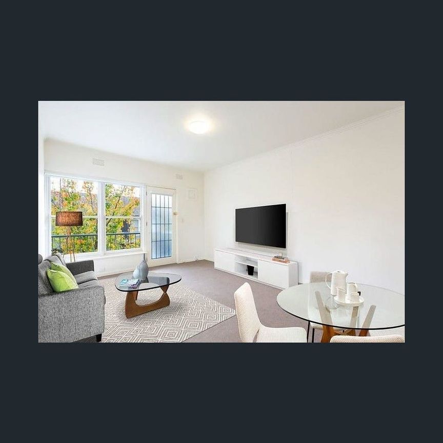 SUN DRENCHED APART WITH SEPARATE STAIRCASE & LANDING/BALCONY WALK TO GLENFERRIE - Photo 1