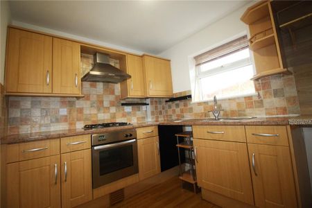 2 bedroom maisonette to rent - Photo 2