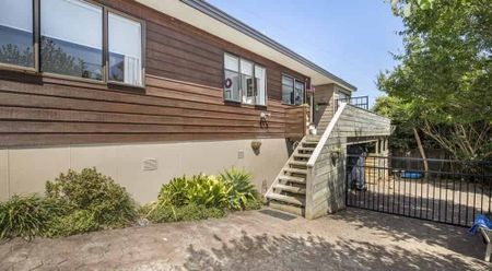 Newly Renovated 4Bedroom Home with Ample Parking! - Photo 3