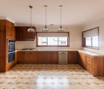 Spacious & Beautifully Refurbished Four-Bedroom Family Home - Photo 5