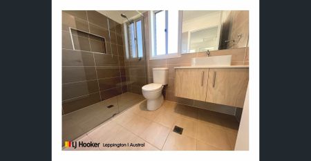 FONZI FLAT WITH SINGLE GARAGE | MOVE RIGHT IN - Photo 4