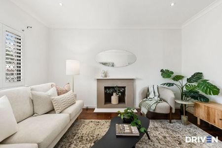 Character, charm and convenience in a highly sought-after location - Photo 5