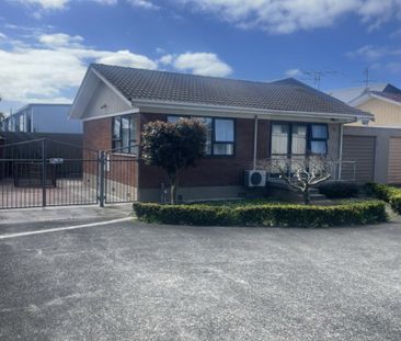 Close to town centre - Photo 6