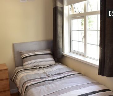 Twin bedroom in 5-bedroom apartment in Clondalkin, Dublin - Photo 2