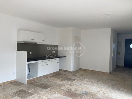 Maison de 2021 de 90m² avec 85m² de jardin Idéalement située non loin du centre de vinon La maison se compose au rez de chaussée : Entrée avec placard séjour cuisine équipée, cellier, une chambres, salle d'eau, wc. 1er 2 chambres, salle de bains wc Chauf, - Photo 5