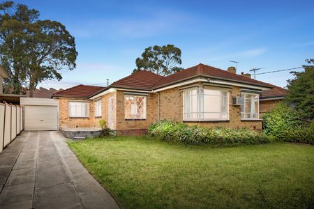 Spacious Family Living in Prime Malvern East Location - 6 month lease with view to extend - Photo 3