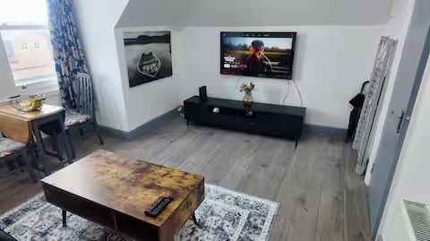 1 Bed Flat, Vineyard Hill Road, SW19 - Photo 1