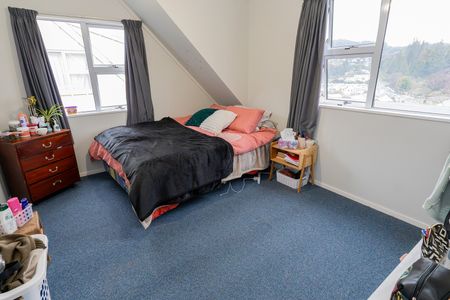 Prime Location! Spacious 4-Bed Flat with Parking - Photo 4