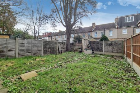 Vaughan Gardens, Ilford, IG1 - Photo 4