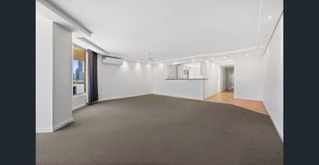 Expansive riverfront apartment for a 6 month lease - Photo 2