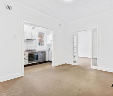 Tranquil Art Deco Apartment with Lock Up Garage - Photo 6