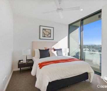 Modern 2-Bedroom Apartment with stunning Broadwater Views - Photo 4