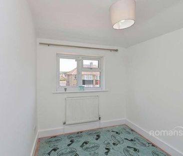 Blunden Road, Farnborough, Hampshire, GU14 - Photo 3
