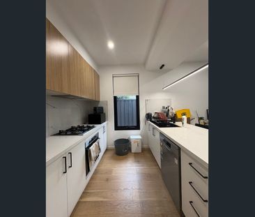 Sleek & Sophisticated Reservoir Townhouse - Photo 5