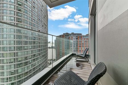 We are proud to offer this delightful modern one double bedroom apartment in a sought after luxury residential compound near Canary Wharf. - Photo 2