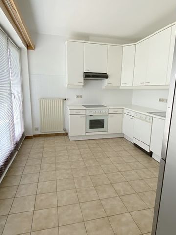 Situation privilégiée au coeur de Bierges et vue imprenable sur les étangs pour cet incroyable appartement 2 chambres entièrement repeint ! Avec cave et box garage ! - Photo 2