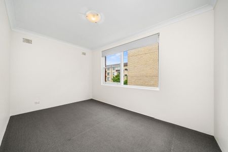 Sundrenched Apartment - Terrific Location – Lock up Garage - Photo 3
