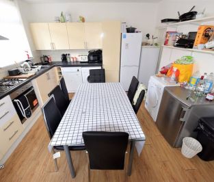 7 bedroom House in Welton Road, Leeds - Photo 1