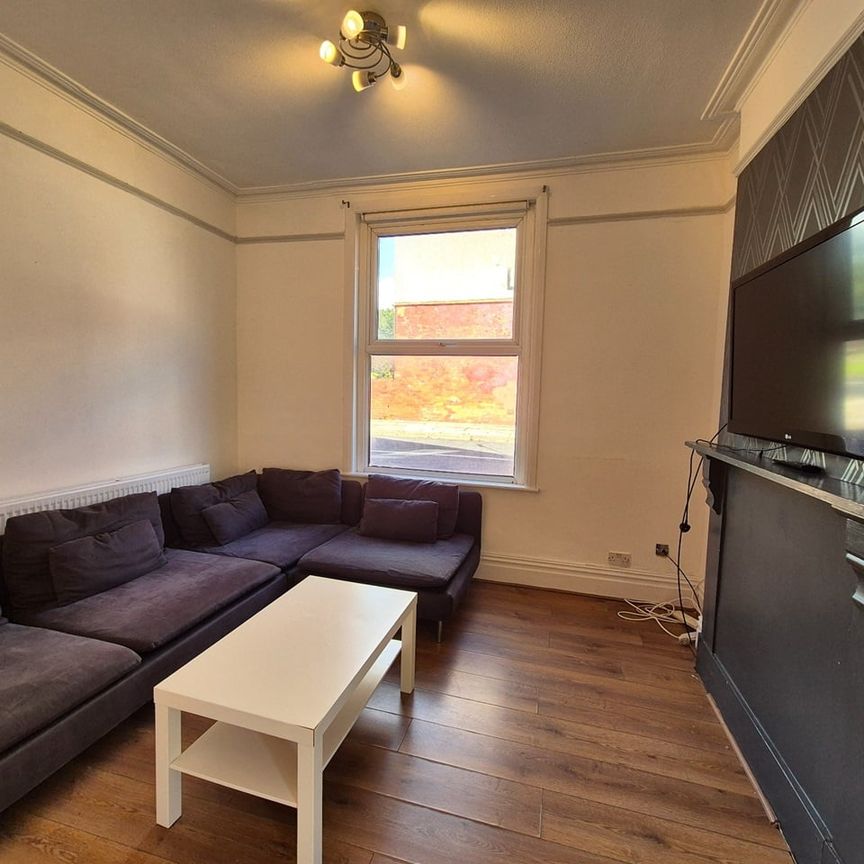 5 Bed Terraced House, Grant Avenue, L15 - Photo 1