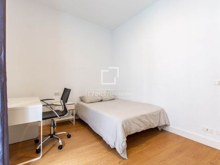 Excellent 4 Bedroom apartment for rent in Malasaña, Madrid - Photo 3