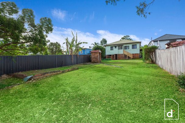 Charming Three Bedroom Home In Central Location - Photo 1