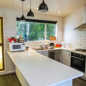 Fully Furnished Room + Unlimited Wi-Fi – Available Now! - Photo 2