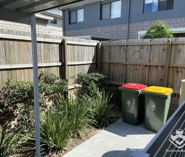 3 BEDROOM TOWNHOUSE - Double Garage, Air Cons, Pets Welcome - Photo 5