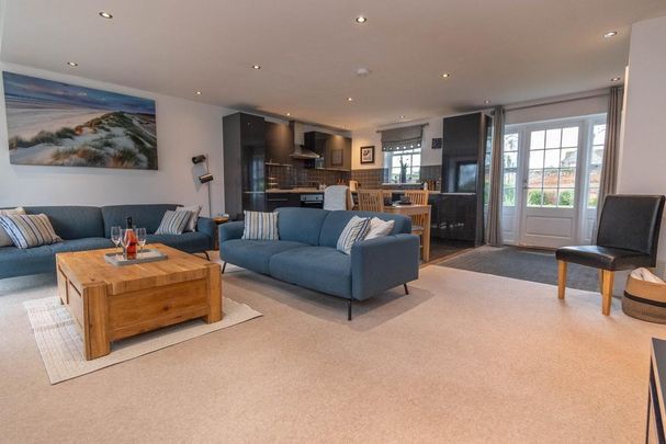 3 bedroom mews to rent - Photo 1