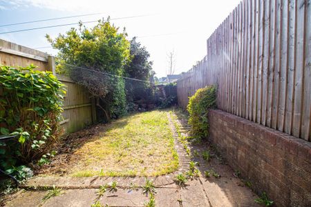 2 bedroom terraced house to rent - Photo 2