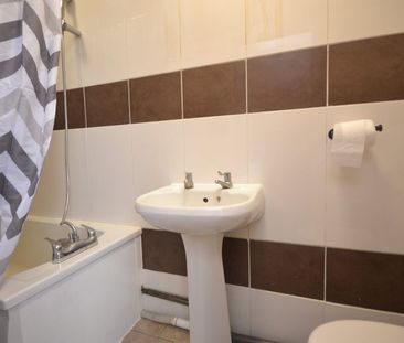 2 bedroom Flat To Let - Photo 4