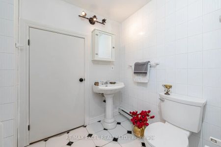 Detached Home For Lease | N9256054 - Photo 4